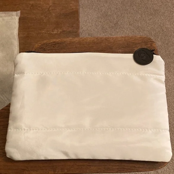 CHANEL Beaute Puffy Nylon Carryall Makeup/Cosmetic/Toiletry Pouch Case NWOT - Picture 4 of 8